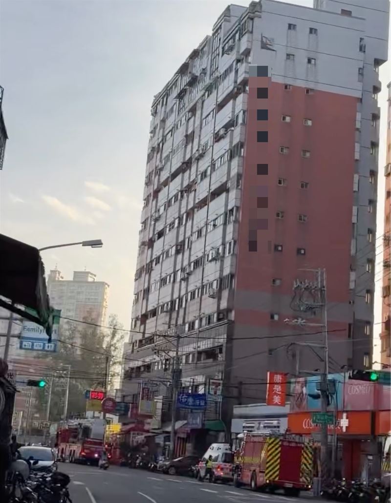 台中女從陽台爬出，坐在窗外且不斷大聲嘶吼。（圖／翻攝自Threads @ying930222）