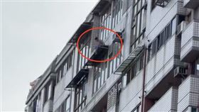 台中女,高樓,陽台,口角,失控,嘶吼,體力不支,墜落,路邊（圖／翻攝自Threads @ying930222）