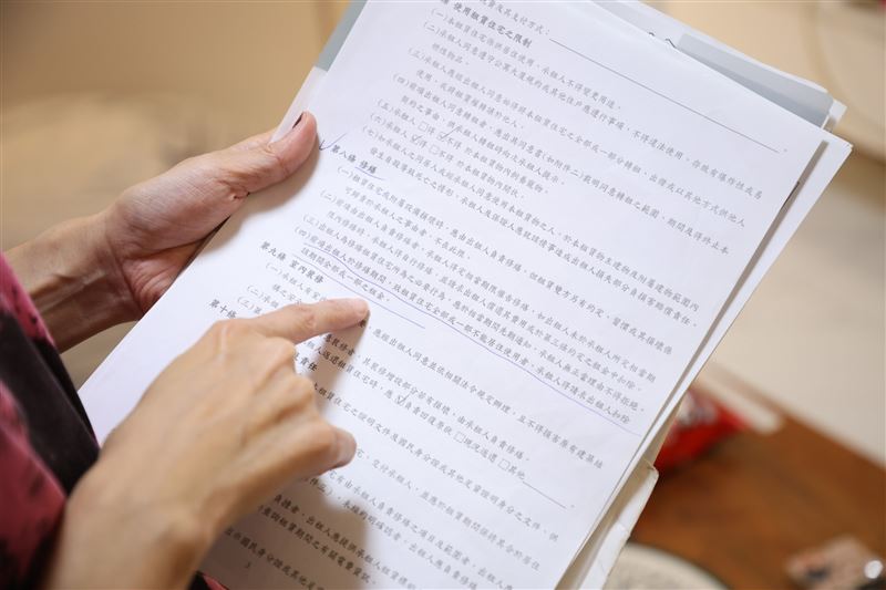 Makiyo拿出租約，上面載明房子若有問題，租客有權利要求退還租金。（圖／記者鄭孟晃攝影）