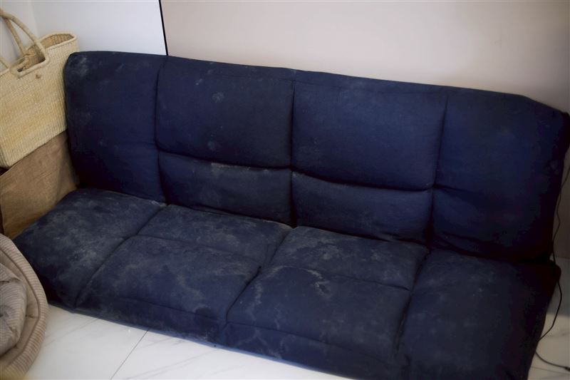 Makiyo家因為房間漏水嚴重，導致沙發都已發霉。（圖／記者鄭孟晃攝影）