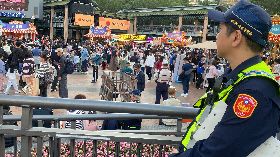 新北歡樂耶誕城人潮多　警方戒備（2）