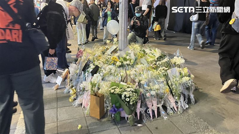 誠品生活南西店外人行道24小時前，發生隨機殺人事件，民眾自發性擺花悼念。（圖／翻攝畫面）