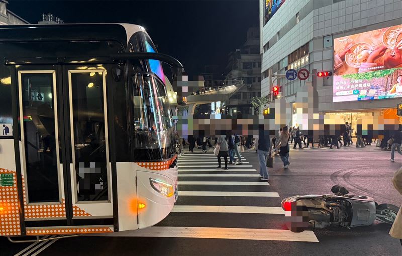誠品南西店外發生車禍,一輛公車和機車擦撞。(圖/翻攝畫面)