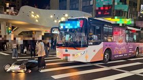 中山站外發生車禍，一輛公車和機車的擦撞，公車上乘客受傷。（圖／翻攝畫面）