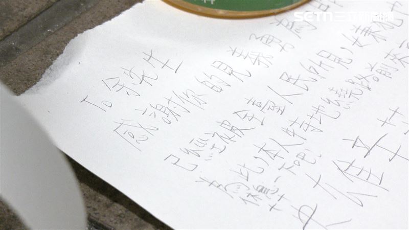 民眾寫紙條、擺上白色花束致意，紀念逝者