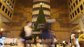哀悼隨機攻擊事件逝者　北車耶誕樹熄燈3天台北市19日晚間發生隨機攻擊事件釀死傷，台北車站也是案發地點之一。台鐵公司為表達對罹難者的悼念，宣布位於北車1樓大廳的耶誕樹自20日起熄燈3天。中央社記者張新偉攝　114年12月20日