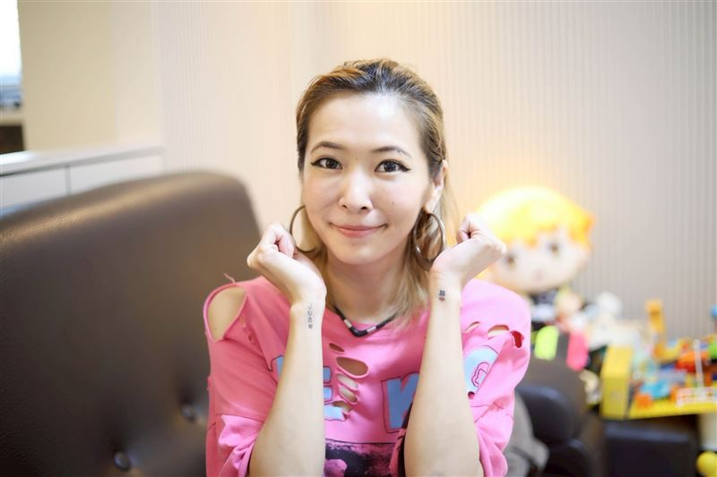 Makiyo曬出兩手刺青，右手上的兒子名字是去年她在大S家跨年，具俊曄幫忙刺的。（圖／記者鄭孟晃攝影）