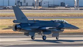圖為國軍向美國採購的F-16V（blk70）雙座戰機（機號6831）進行地面測試。（照片取自Owen’s Aviation Photos臉書粉絲頁）