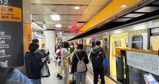 酒醉男捷運車廂咆哮　乘客嚇到發抖狂逃