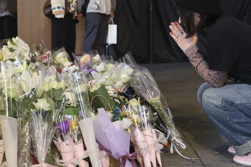 27歲男子張文19日在台北預謀隨機傷人致死傷，不少民眾20日陸續前往事發地點之一的中山商圈現場獻花致意，雙手合十表達悼念，願逝者安息