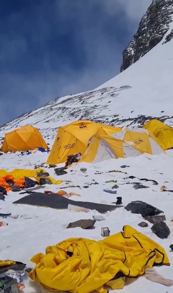 位在8800公尺的四號營地，大量垃圾散布在帳篷邊。（圖／翻攝自X）