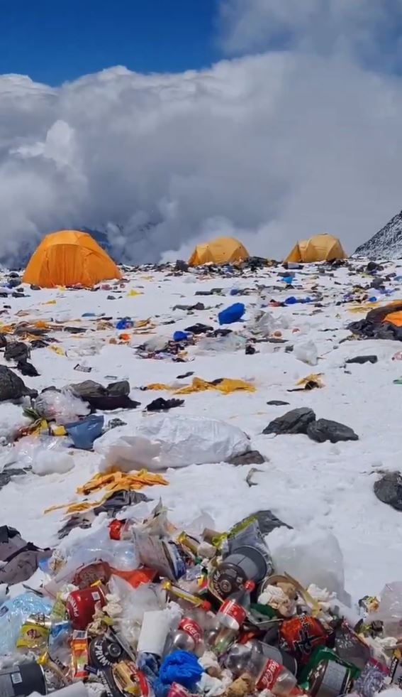 登山客記錄下，中國、尼泊爾邊境的聖母峰，山上充滿垃圾。（圖／翻攝自X）