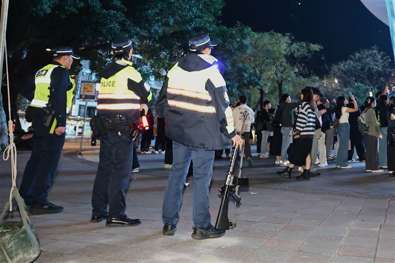 大批警力持長槍戒備在小巨蛋四周。（圖／記者鄭孟晃攝影）