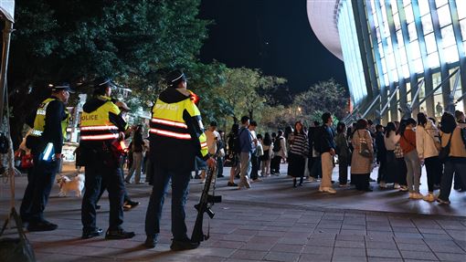 大批警力持長槍戒備！宇宙人開唱維安升級