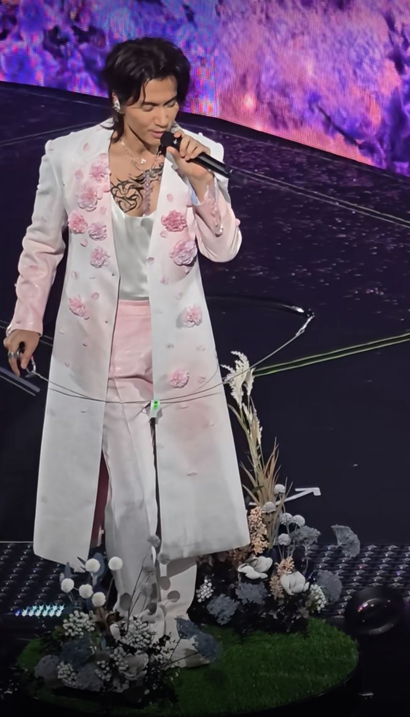 言承旭在演唱會上大秀胸肌,意外成為粉絲注目的焦點。(圖/翻攝自小紅書)