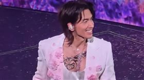 言承旭在演唱會上大秀胸肌，意外成為粉絲注目的焦點。（圖／翻攝自小紅書）