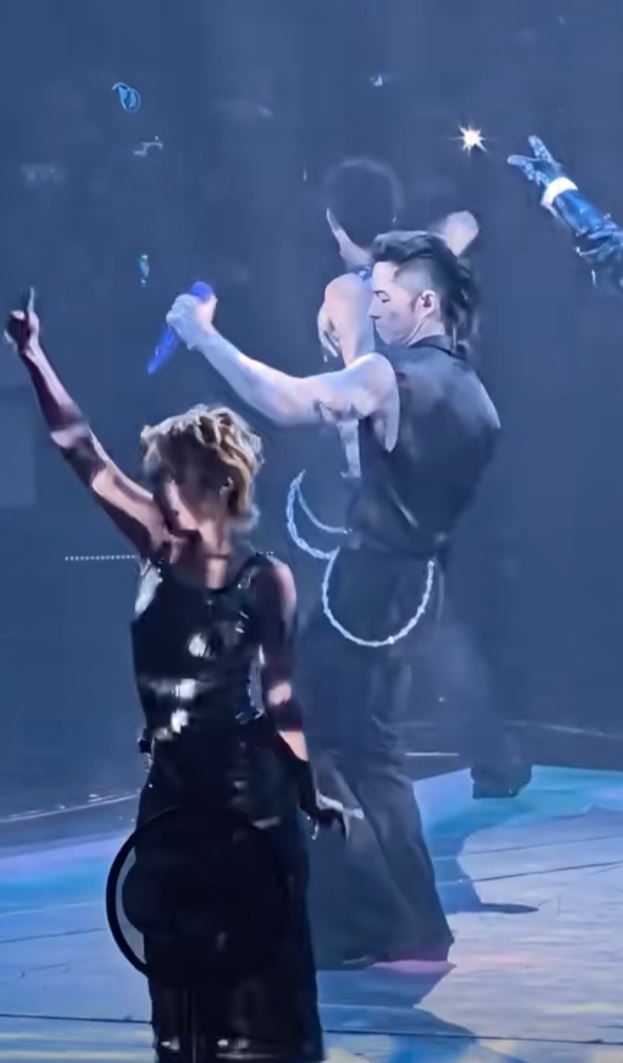 吳建豪在演唱會大秀好身材。(圖/翻攝自小紅書)