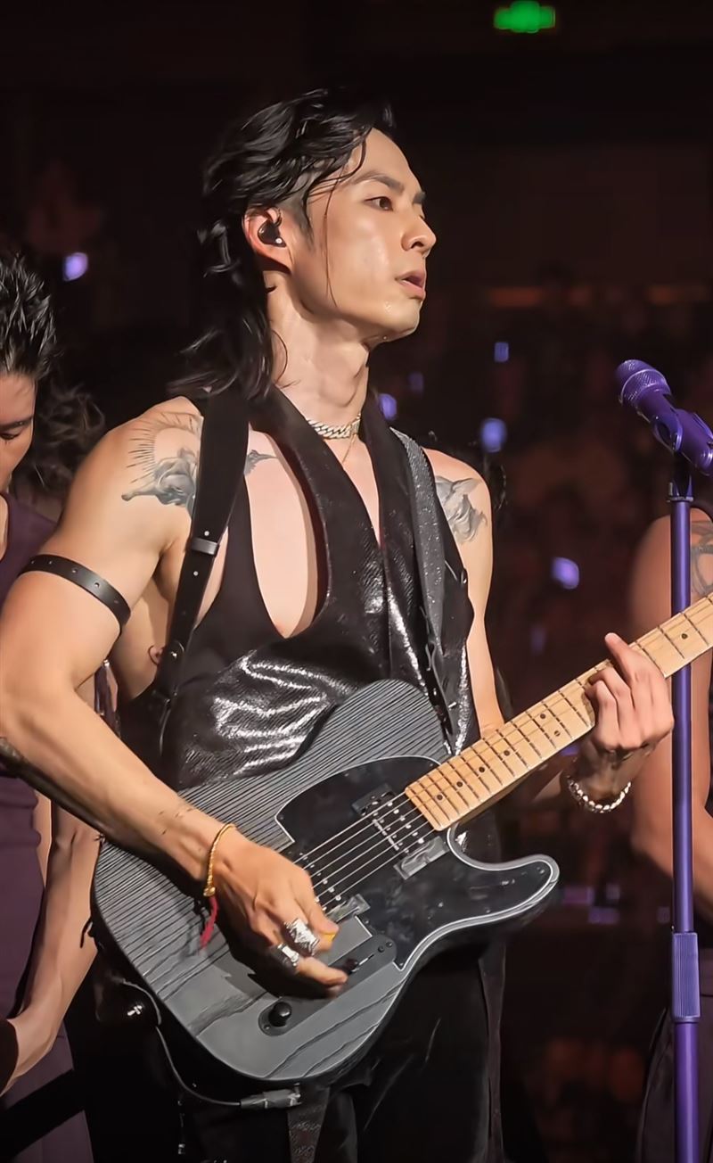 吳建豪在演唱會大秀好身材。(圖/翻攝自小紅書)