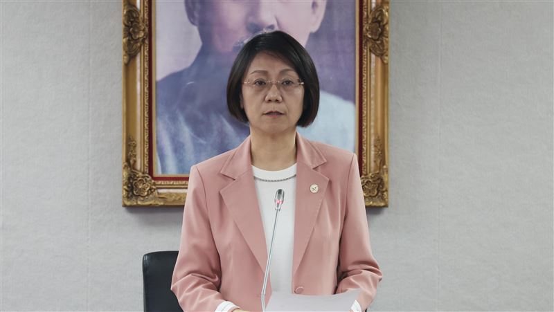 他問：藍委揪團去中國，是週末休閒活動？