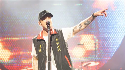 搖滾天團高雄開唱　主唱穿這1件全場驚呆