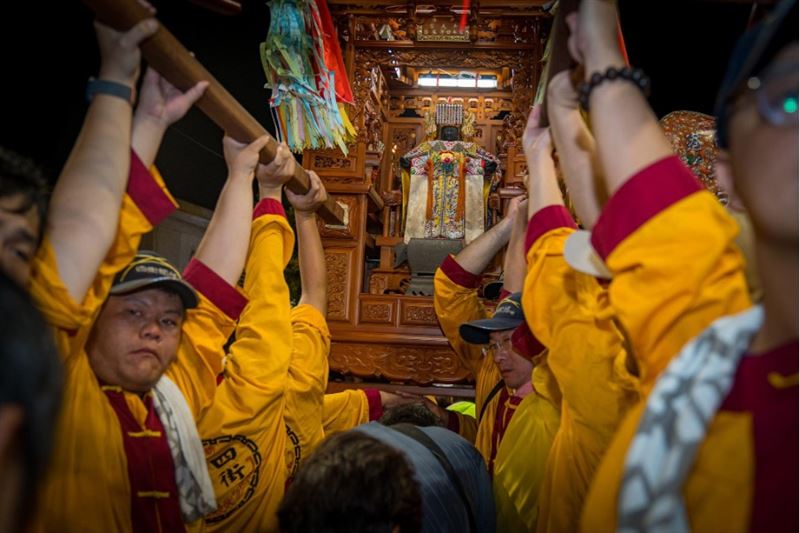 鑽轎底（圖／翻攝自新港奉天宮粉絲專頁）