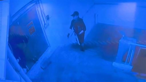 張文跳紙箱逃逸？警：1舉動與輕生者相似