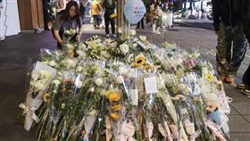 悼隨機攻擊傷亡者　民眾案發地獻花致哀（3）台北市區19日晚間爆發隨機傷人事件震撼全台，位於捷運中山站的案發現場附近擺滿民眾悼念的花束與留言，皆盼逝者安息、傷者能早日痊癒。中央社記者鄭清元攝　114年12月20日