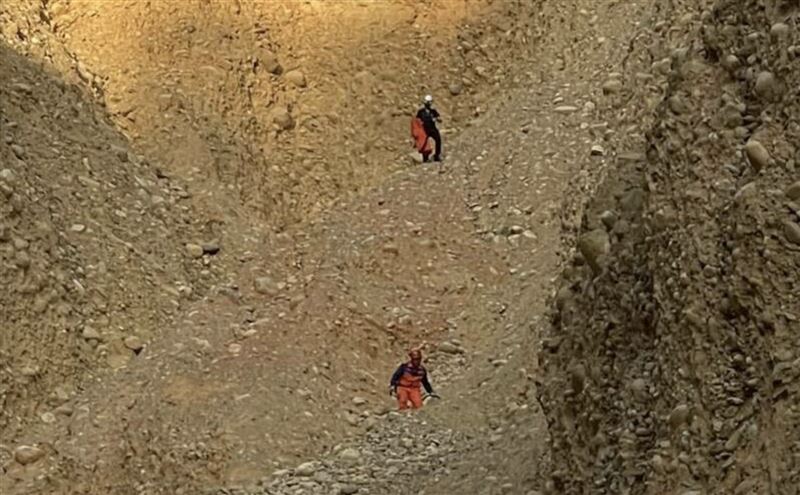 苗栗警消人員及民間救難協會獲報後前往火炎山展開搜尋。（圖／翻攝畫面）