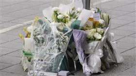 張文隨機攻擊案　中山站外放置鮮花悼念（2）北捷台北車站、中山站周邊19日晚間接連發生投擲煙霧彈、嫌犯張文持刀隨機傷人案。20日位於中山站外案發地誠品南西店外，民眾放置鮮花哀悼。中央社記者徐肇昌攝 114年12月20日