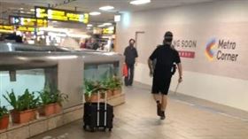 張文持刀戴防毒面罩在北車M7地下捷，狂丟煙霧彈無差別砍人，星巴克店員機警拉下鐵門，救了全店客人一命。（圖／翻攝自Threads @jmmiu_tw）