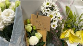 北車M7出口設置隨機傷人事件悼念區（2）27歲張文昨天在台北車站M7出口等處犯下隨機傷人案釀死傷，見義勇為的57歲余姓男子不幸身亡。案發現場20日起設置悼念空間，有人擺放花束並寫下「謝謝余大哥！願您安息」等字句。中央社記者陳昱婷攝　114年12月20日