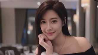 依依離婚2年解放 胸前開挖「超深谷」全爆