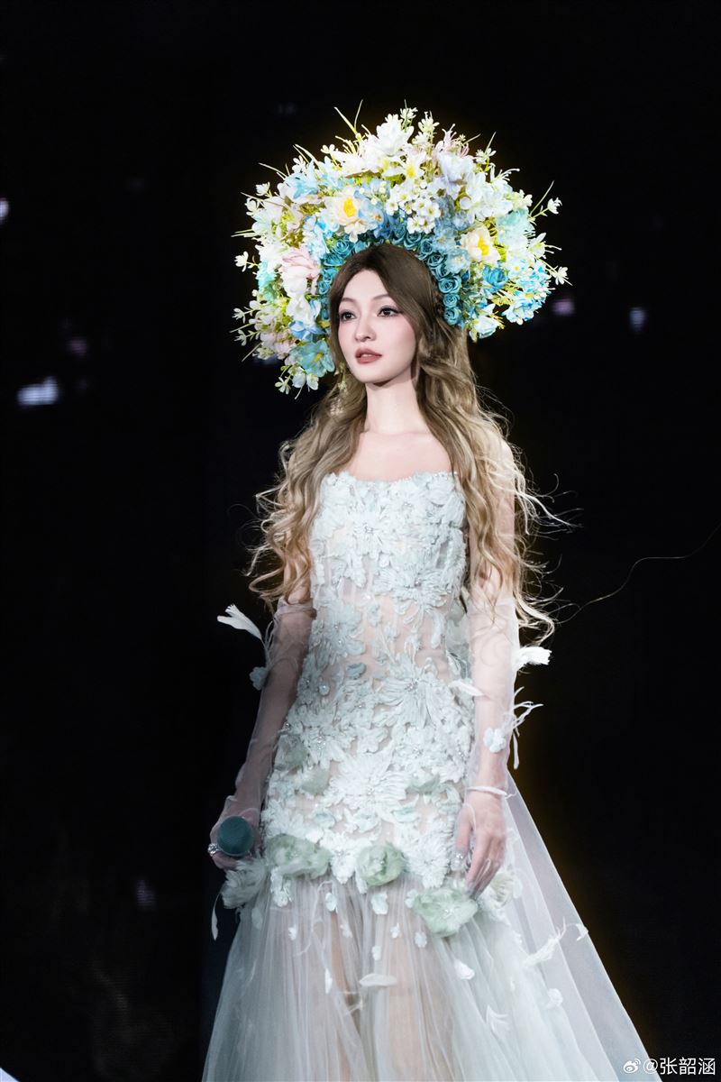 張韶涵演唱會造型多變。（圖／翻攝自微博）