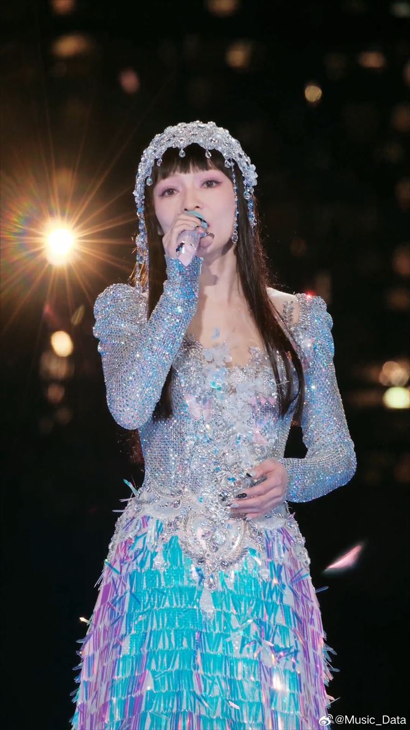 張韶涵演唱會造型多變。（圖／翻攝自微博）