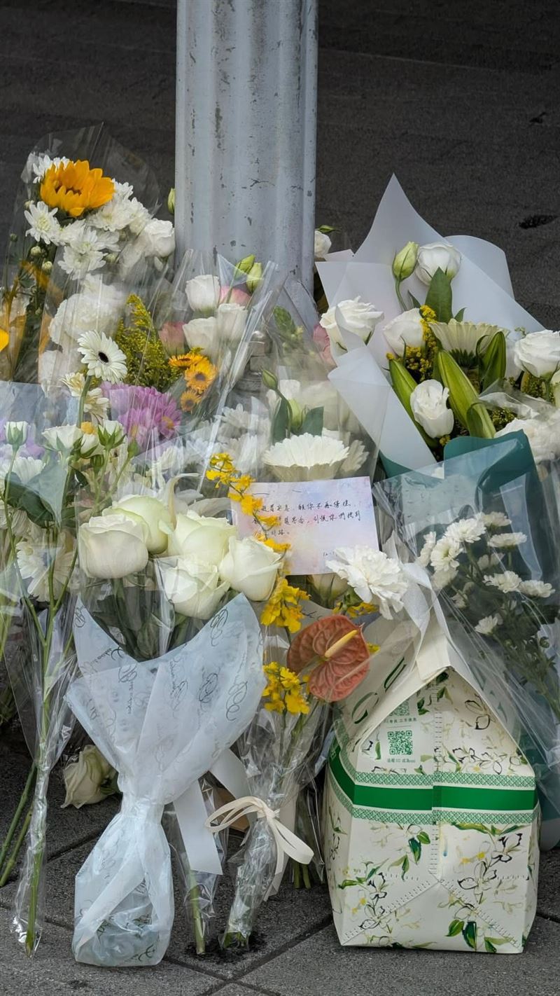 UG老闆鄭凱隆手提一袋印有UG標誌的飲料，以及掛有UG兩字牌子的花束到場哀悼。（圖／民眾提供）