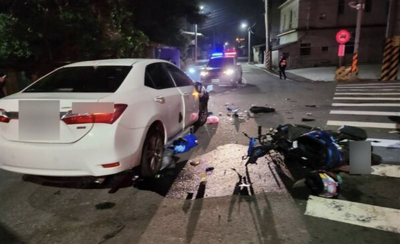 男騎士與左轉轎車發生碰撞，重傷送醫不治。（圖／翻攝畫面）