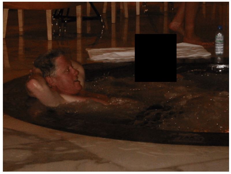 被公開檔案中，美國前總統柯林頓與身分不明的女子共享按摩浴缸。（圖／翻攝自X平台 @ElizLanders）