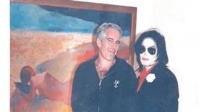 淫魔艾普斯坦（左）與已故流行天王麥可傑克森（右）在裸女畫前合影。（圖／翻攝自X平台 @ATTACHNUDES）