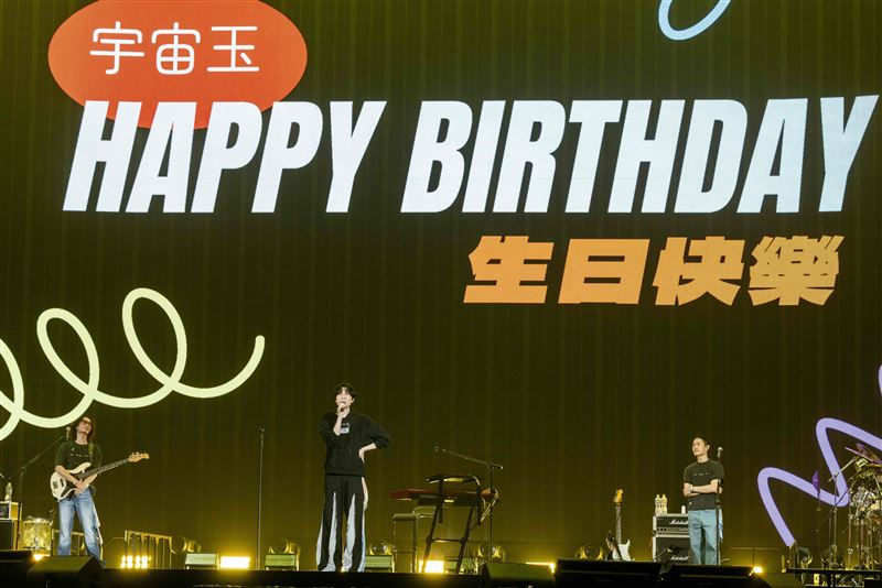 方Q（左）與阿奎（右）號召全場「宇宙友」替小玉（中）慶生。（圖／相信音樂提供）