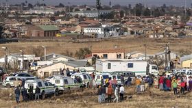 約翰尼斯堡驚傳無差別槍擊案釀至少9死10傷，圖為遭警方封鎖的現場。（圖／翻攝自X平台 @SARANGKing2765）