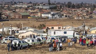 約翰尼斯堡驚傳無差別槍擊案釀至少9死10傷，圖為遭警方封鎖的現場。（圖／翻攝自X平台 @SARANGKing2765）