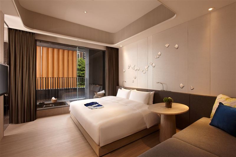 礁溪晶泉丰旅推出冬季限定「從心．澄淨」兩天一夜住房專案，早鳥35天優惠，兩人同行入住每晚5,220元起，結合溫泉、酩釀與藝術體驗，打造冬日療癒小旅行。（圖／飯店旅宿業者提供）