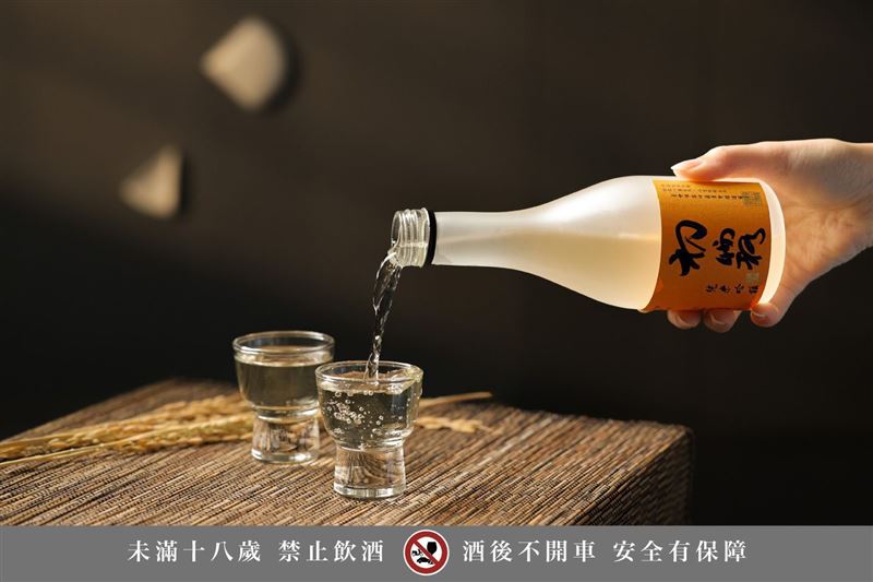 晶泉丰旅延續與霧峰農會酒莊合作，於「從心．澄淨」專案中贈送屢獲國際酒評肯定的「初霧純米吟釀」，以細緻清香陪伴冬日旅程。（圖／飯店旅宿業者提供）