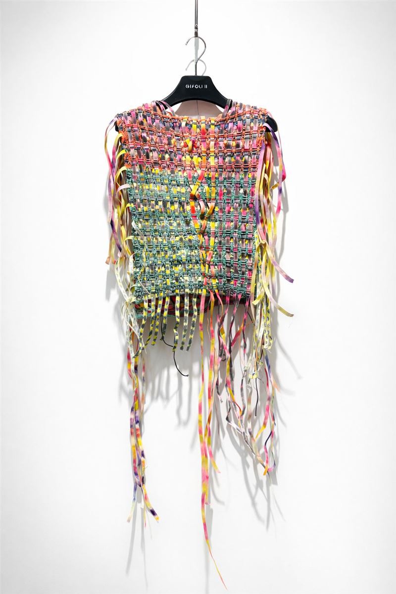 礁溪晶泉丰旅於2026年第一季，旅美藝術家杜盈蓓「共織．織心」個展，作品「Twins」以針織結合彩繪鬆緊帶，轉化過剩輔料為藝術媒介，探討勞動與情感的當代美學。（圖／飯店旅宿業者提供）