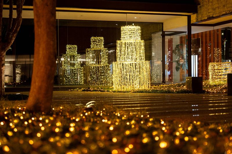 礁溪老爺戶外造景區，層層堆疊的金色光禮物塔，營造溫馨耶誕氛圍。（圖／飯店旅宿業者提供）