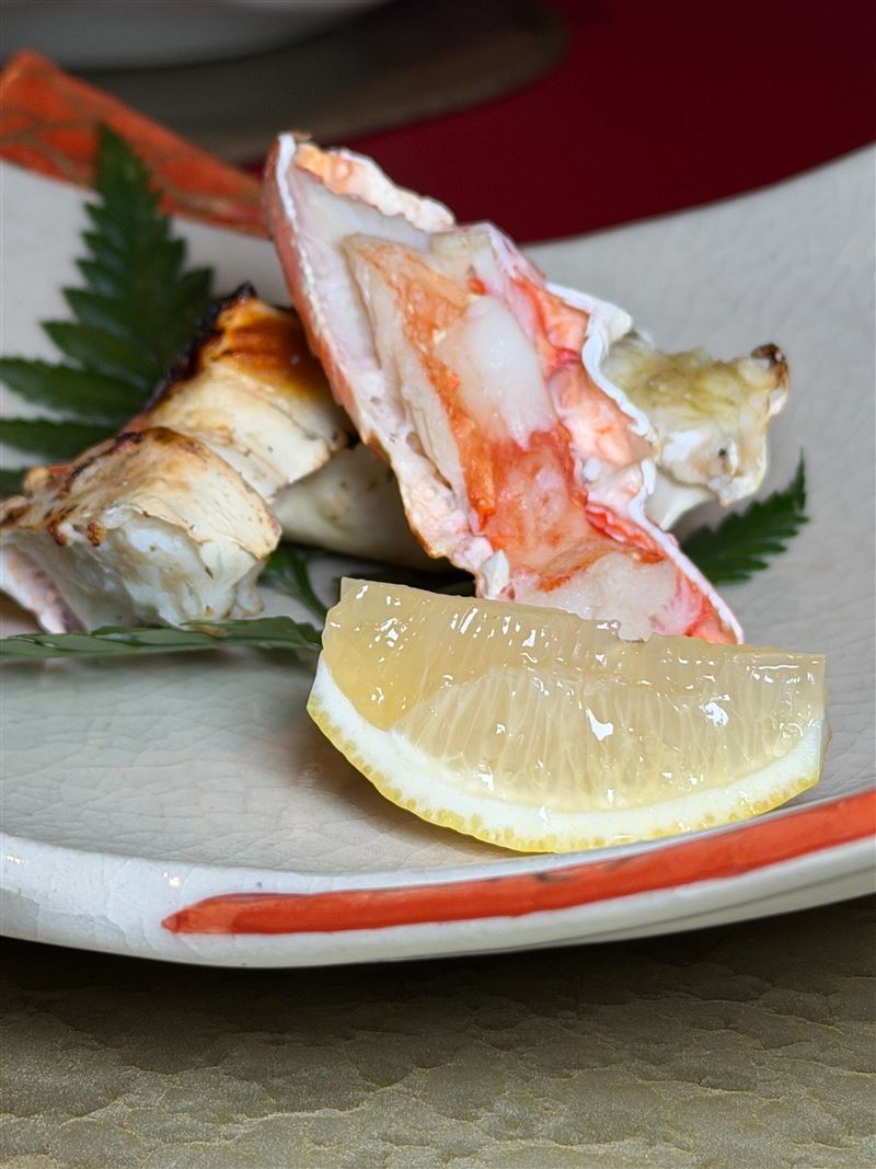 燒物「烤鱈場蟹」恰到好處的火候鎖住蟹肉的彈性與甜度。（圖／飯店旅宿業者提供）