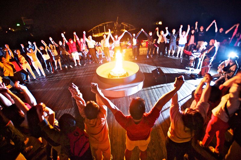 太魯閣晶英酒店峽谷星空跨年晚會邀原民歌手帶來精彩表演，並提供住宿券抽獎活動。（圖／飯店旅宿業者提供）