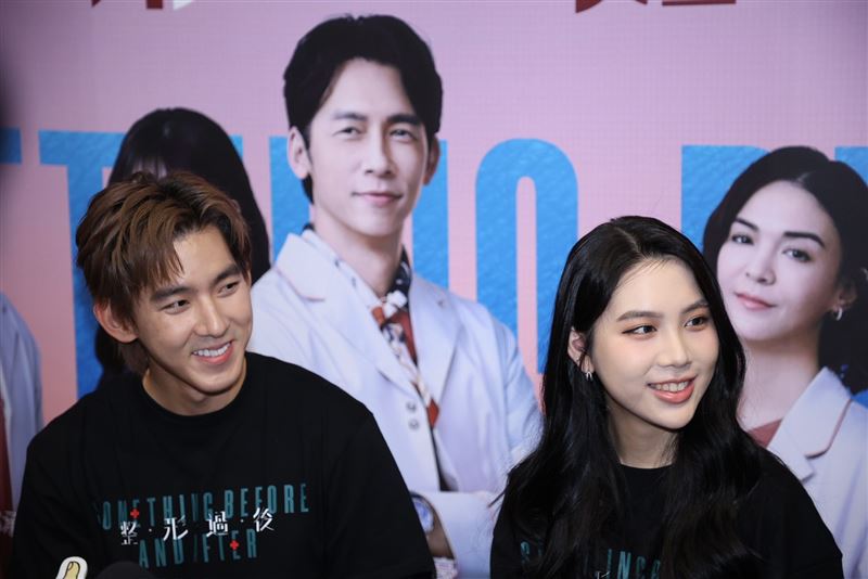 Emma(右)與曾向鎮(左)戲外相差12歲,劇中上演「口罩吻」。(圖/記者鄭孟晃攝影)