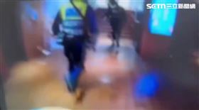 中山分局警員進入誠品南西店追捕張文。（圖／翻攝畫面）