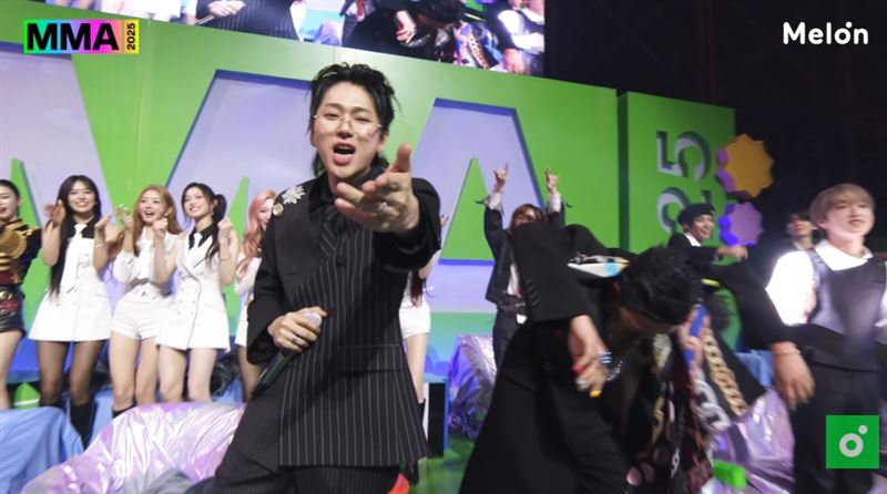 GD在MMA頒獎典禮演唱到〈Crooked〉時，把麥克風交給ZICO唱。（圖／翻攝自멜론 Melon YT）